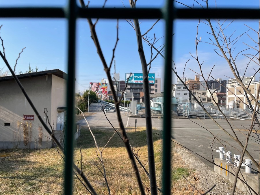 【動画有】淀川沿いのビルの壁に岡本太郎が！！2025年まで続く壁画プロジェクト【淀壁】のご紹介。